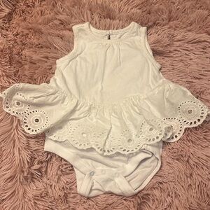 BABY GAP EYELET ONSIE 6-12 MONTHS